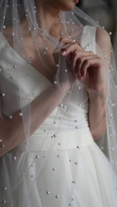 Different sizes pearl wedding veil