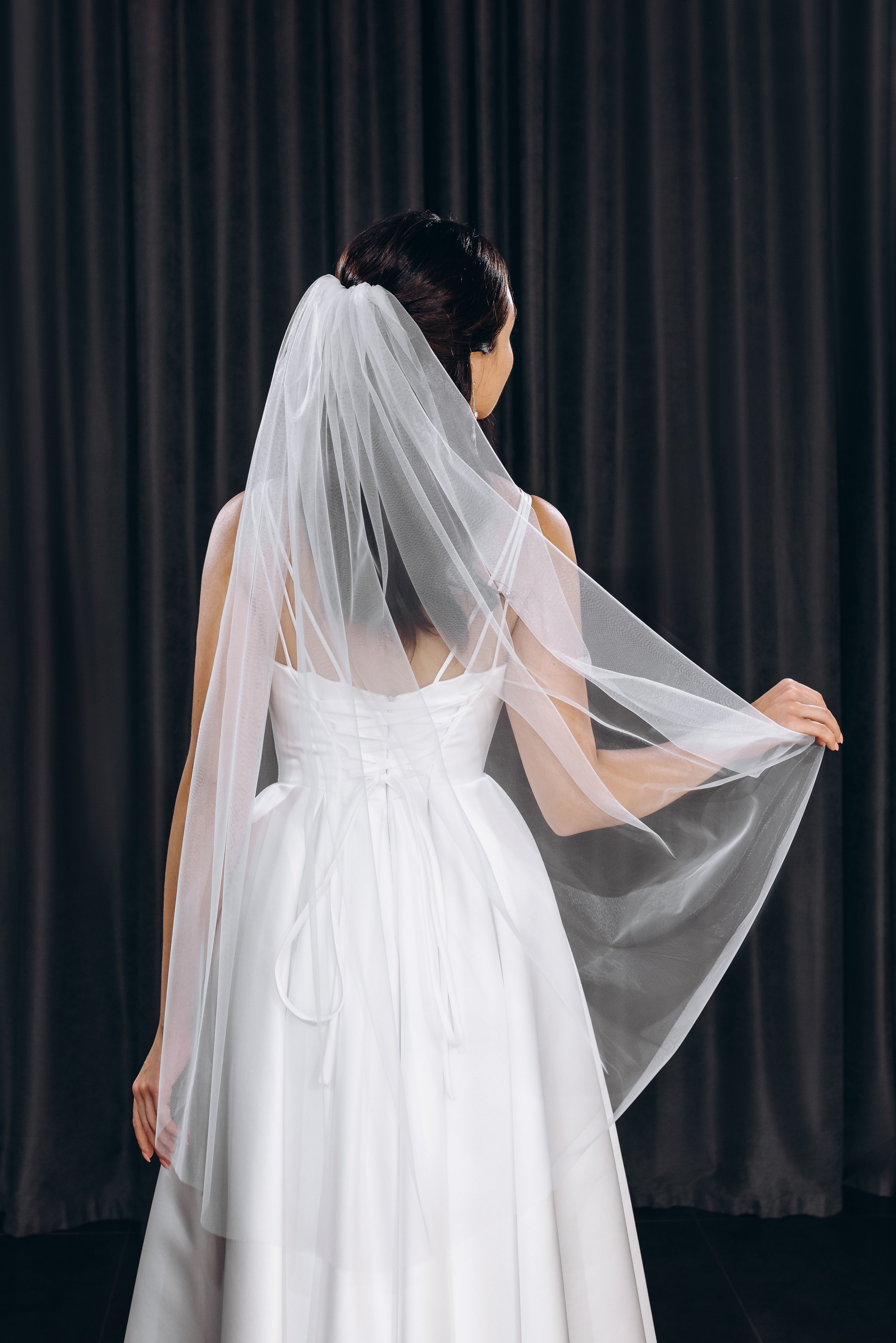 https://verobride.com/cdn/shop/products/Cascading-simple-wedding-veil_3500x.jpg?v=1676250810