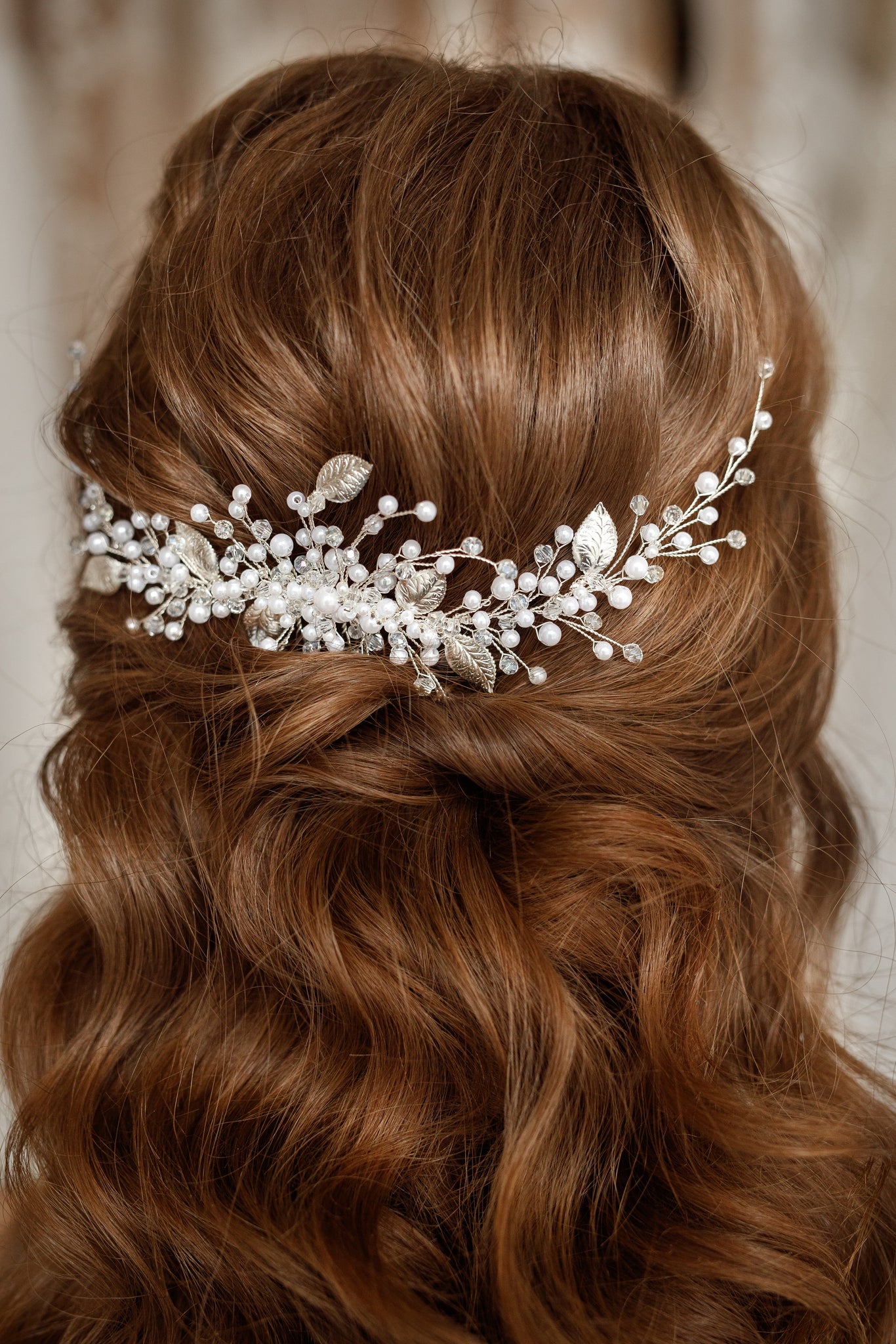 Bridal hair comb with pearls and leaves